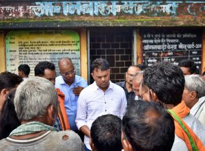 कलेक्टर एवं सीईओ जिला पंचायत ने प्राथमिक शाला एवं आंगनबाड़ी भवन का किया निरीक्षण