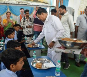 उद्योग मंत्री  देवांगन ने पौष्टिक नाश्ता कार्यक्रम का किया शुभारंभ