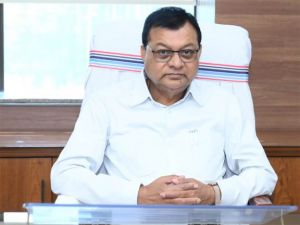 सड़कें उखड़ी, उद्योग मंत्री ने जल्द मरम्मत और ठेकेदार पर कड़ी कार्रवाई करने कमिश्नर को लिखा पत्र