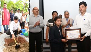 वन महानिदेशक ने एक पेड़ मां के नाम अभियान के तहत नंदनवन जंगलसफारी में महुए के पौधे लगाए