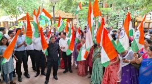 संभागायुक्त और कलेक्टर ने कर्मचारियों को वितरित किए झंडे