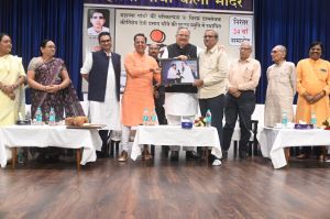  डॉ. विश्वेश ठाकरे वसुंधरा सम्मान से हुए सम्मानित       