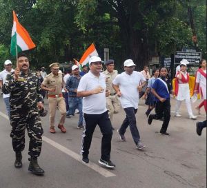 स्वतंत्रता दौड़ में तिरंगा लेकर राजधानी वासियों ने लगाई दौड़