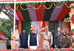 राजस्व मंत्री टंक राम वर्मा ने सारंगढ़ में किया ध्वजारोहण राजस्व मंत्री टंक राम वर्मा ने सारंगढ़ में किया ध्वजारोहण