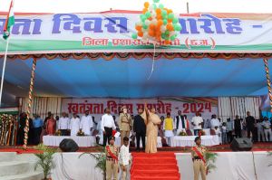 सांसद कमलेश जांगड़े ने किया ध्वजारोहण और परेड की ली सलामी सांसद कमलेश जांगड़े ने किया ध्वजारोहण और परेड की ली सलामी