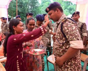  रक्षाबंधन का उत्सव:  महिलाओं ने सुरक्षा बल के जवानों को बांधी राखी 