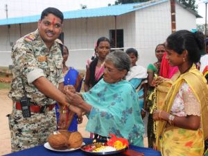  अंदरूनी कैम्पों में सुरक्षा बलों ने &lsquo;&lsquo;रक्षा बंधन&rsquo;&rsquo; पर्व धूमधाम से मनाया