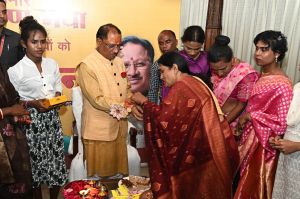  भारत में पहली बार ट्रांसजेंडरो ने मुख्यमंत्री को बांधी राखी