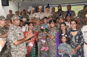  बीजापुर में बहनों ने रक्षाबंधन पर सुरक्षाबलों को बांधी राखी, भावुक हुए जवान