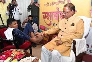  हाथ नहीं, पैरों से मुख्यमंत्री श्री साय को वर्षा ने बांधी राखी