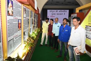  जनसम्पर्क विभाग की छायाचित्र प्रदर्शनी की विद्यार्थी, युवाओं और विभिन्न वर्ग के लोगों ने की सराहना