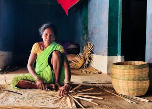 महिलाएं बांस शिल्प कला में डाल रही जान महिलाएं बांस शिल्प कला में डाल रही जान