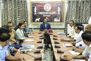  संभागायुक्त महादेव कावरे ने प्रभार लेने के तत्काल बाद ली अधिकारियों की बैठक