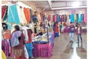 राघवेंद्र राव सभा भवन में आयोजित हथकरघा वस्त्रों की प्रदर्शनी सह विक्रय के प्रति लोगों में उत्साह राघवेंद्र राव सभा भवन में आयोजित हथकरघा वस्त्रों की प्रदर्शनी सह विक्रय के प्रति लोगों में उत्साह