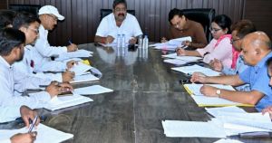 स्वाइन फ्लू के बढ़ते प्रभाव को देखते हुए महापौर नीरज पाल ने अधिकारियों की बैठक ली