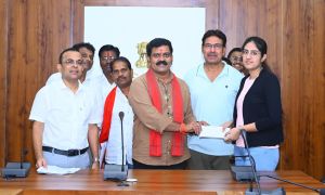  उपमुख्यमंत्री विजय शर्मा ने कबीरधाम जिले के मेघावी विद्यार्थियों को स्वेच्छा अनुदान से 3 लाख 45 हज़ार का चेक किया प्रदान