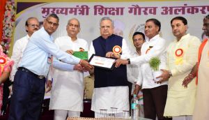  विधानसभा अध्यक्ष डॉ. रमन सिंह ने राजनांदगांव जिले के शिक्षकों को ज्ञानदीप पुरस्कार एवं शिक्षा दूत पुरस्कार से किया सम्मानित