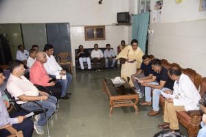 कलेक्टर ने की मौसमी बीमारियों के इलाज की समीक्षा