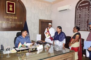 साप्ताहिक जनदर्शन में कलेक्टर ने सुनी लोगों की समस्याएं