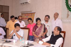 श्रमकार्ड बना योजना का दिलाएं लाभ-कलेक्टर 