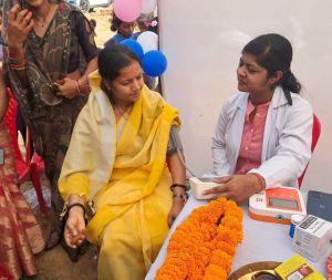  मंत्री श्रीमती राजवाड़े ने आंगनबाड़ी केंद्र बीरपुर में वजन त्यौहार का किया शुभारंभ