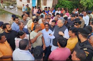 विधानसभा अध्यक्ष डॉ. रमन सिंह ने बाढ़ प्रभावित क्षेत्रों का किया दौरा विधानसभा अध्यक्ष डॉ. रमन सिंह ने बाढ़ प्रभावित क्षेत्रों का किया दौरा