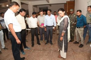  संभागायुक्त और कलेक्टर ने किया निर्माणाधीन विश्वविद्यालय भवन का निरीक्षण