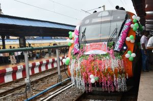 छत्तीसगढ़ को मिली दूसरी वंदेभारत एक्सप्रेस, पीएम मोदी ने वर्चुअल हरी झंडी दिखाकर रायपुर से किया रवाना