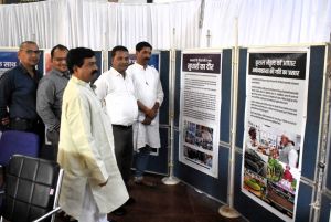  विकसित भारत: मोदी की संकल्पना: थीम पर लगाए गए प्रदर्शनी के अवलोकन हेतु बड़ी संख्या में पहुँचे लोग