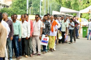 अपनी तकलीफ़ों के दूर होने की उम्मीदों का दामन थामे मुख्यमंत्री निवास में प्रदेश भर से आए बुजुर्ग, महिलाएँ, युवा, दिव्यांग अपनी तकलीफ़ों के दूर होने की उम्मीदों का दामन थामे मुख्यमंत्री निवास में प्रदेश भर से आए बुजुर्ग, महिलाएँ, युवा, दिव्यांग