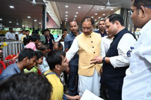 जनदर्शन में मुख्यमंत्री विष्णुदेव साय ने दिव्यांग कलाकार का बढ़ाया हौसला जनदर्शन में मुख्यमंत्री विष्णुदेव साय ने दिव्यांग कलाकार का बढ़ाया हौसला