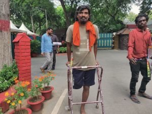 अब दिव्यांग विवेक को मिला वॉकर का सहारा अब दिव्यांग विवेक को मिला वॉकर का सहारा