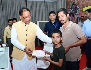 मुख्यमंत्री विष्णु देव साय ने लक्ष्य के इलाज के लिए दिये 25 हज़ार रुपये का चेक मुख्यमंत्री विष्णु देव साय ने लक्ष्य के इलाज के लिए दिये 25 हज़ार रुपये का चेक