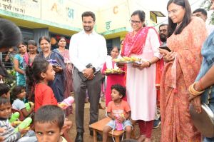 कलेक्टर ने आंगनबाड़ी केन्द्र में मनाये जा रहे वजन त्यौहार का किया निरीक्षण कलेक्टर ने आंगनबाड़ी केन्द्र में मनाये जा रहे वजन त्यौहार का किया निरीक्षण