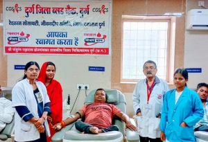 डॉक्टर और दिव्यांग ने रक्तदान कर मानवता का फर्ज किया अदा डॉक्टर और दिव्यांग ने रक्तदान कर मानवता का फर्ज किया अदा