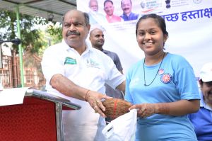  उत्तर विधायक पुरंदर मिश्रा एवं निगमायुक्त अबिनाश मिश्रा पहुँचे ऑक्सीजोन