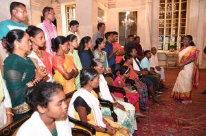 राष्ट्रपति भवन में बस्तर के नक्सल पीड़ितों ने रखी अपनी पीड़ा, साय की संवेदनशील पहल का हुआ उल्लेख राष्ट्रपति भवन में बस्तर के नक्सल पीड़ितों ने रखी अपनी पीड़ा, साय की संवेदनशील पहल का हुआ उल्लेख