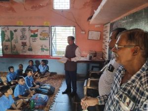 संभागायुक्त ने स्कूल, अस्पताल और राशन दुकान का किया निरीक्षण संभागायुक्त ने स्कूल, अस्पताल और राशन दुकान का किया निरीक्षण