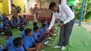  एसडीएम  आशुतोष देवांगन ने नाना के याद में किया स्कूल में न्यौता भोज का आयोजन