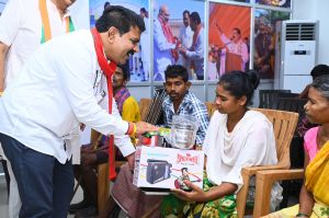  उपमुख्यमंत्री विजय शर्मा ने माओवादी हिंसा से पीड़ित बस्तर के नागरिकों का अपने निवास में किया गर्मजोशी से स्वागत 