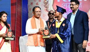 मुख्यमंत्री के हाथों 12वीं बोर्ड के टॉपर विद्यार्थियों का सम्मान मुख्यमंत्री के हाथों 12वीं बोर्ड के टॉपर विद्यार्थियों का सम्मान