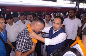  भारतीय सेना के जवान पहुंचे रायपुर, कलेक्टर डाॅ. गौरव सिंह ने किया स्वागत