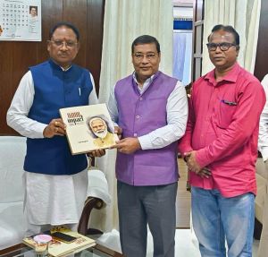   मुख्यमंत्री  विष्णु देव साय को नमो इम्पेक्ट की प्रति भेंट  