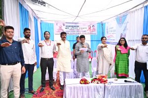  स्वच्छता ही सेवा अभियान में खिलाड़ियों के साथ खेल मंत्री ने की साफ सफाई