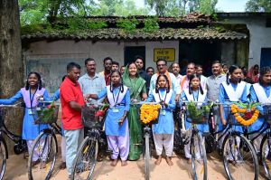 महिला एवं बाल विकास मंत्री श्रीमती लक्ष्मी राजवाड़े ने स्कूली छात्राओं को किया सायकल वितरण महिला एवं बाल विकास मंत्री श्रीमती लक्ष्मी राजवाड़े ने स्कूली छात्राओं को किया सायकल वितरण