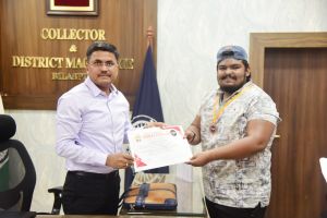 कलेक्टर ने मेडल जीतने पर पावर लिफ्टिंग खिलाड़ी कबीर को दी बधाई कलेक्टर ने मेडल जीतने पर पावर लिफ्टिंग खिलाड़ी कबीर को दी बधाई