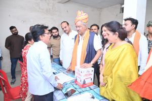 सुशासन तिहार : सांसद बृजमोहन अग्रवाल और महापौर मीनल चौबे ने किया शिविरों का निरीक्षण सुशासन तिहार : सांसद बृजमोहन अग्रवाल और महापौर मीनल चौबे ने किया शिविरों का निरीक्षण
