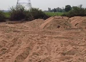  रोड किनारे डंप 70 ट्रैक्टर अवैध रेत जब्त