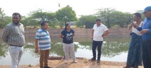 अधिकारियों के साथ आयुक्त पहुंचे नहर पानी का निरीक्षण करने
