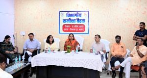  अधिकारी-कर्मचारी समयावधि में योजनाओं का क्रियान्वयन सुनिश्चित करें: मंत्री श्रीमती राजवाड़े